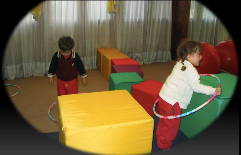 Niños en terapia de psicomotricidad, jugando y explorando